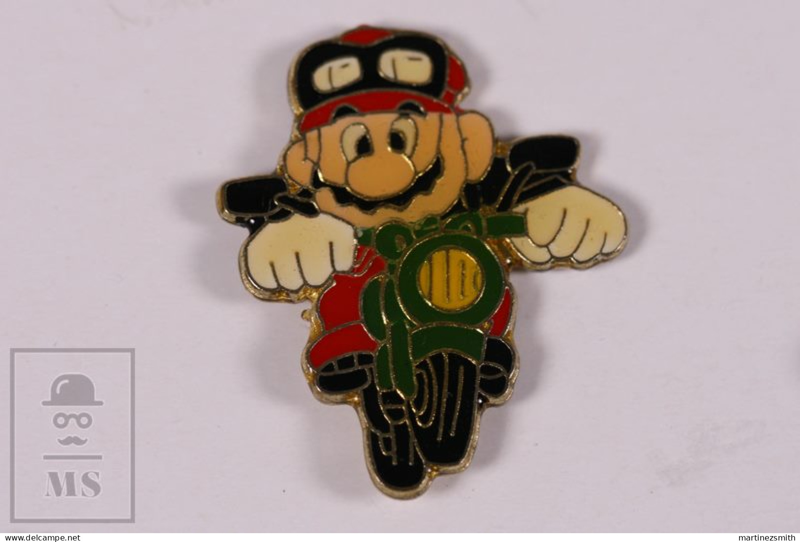 Pin Mario Bros Nintendo On Motorbike - 24 X 29 Mm - Unmarked Back - Butterfly Fastener - Jeux