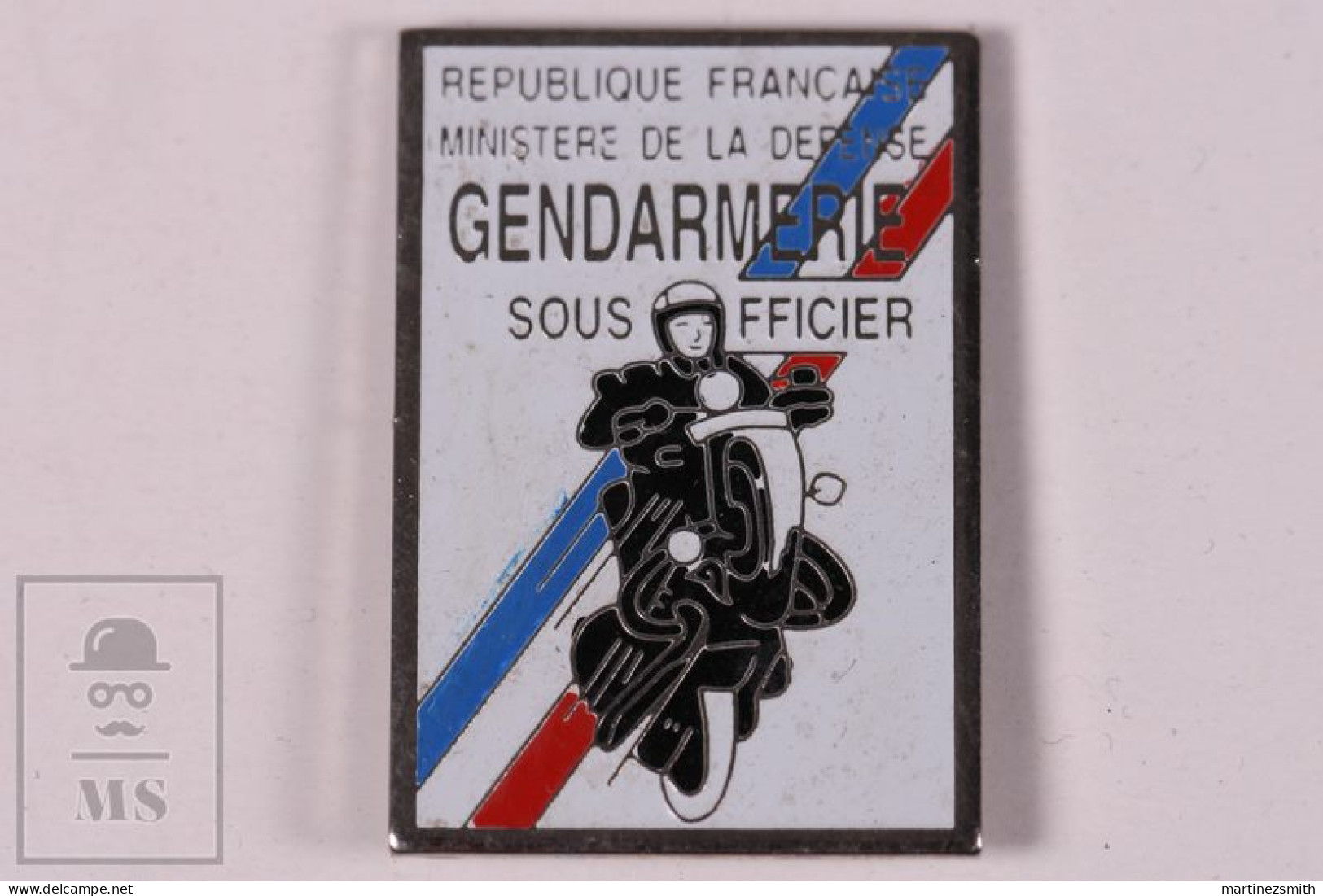 Pin Police Gendarmerie Sous Officier Ministre De La Defense - 20 X 18 Mm - Unmarked Backside - Butterfly Fastener - Polizei