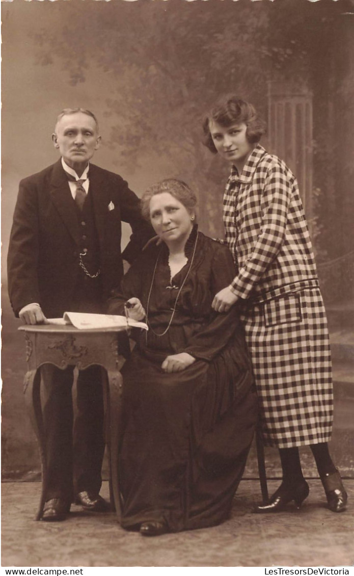 FANTAISIE - Photo De Famille - Une Jeune Femme Et Ses Parents - Carte Postale Ancienne - Autres & Non Classés