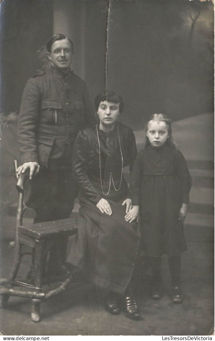 FANTAISIE - Photo De Famille - Fillette Avec Ses Parents - Soldat - Carte Postale Ancienne - Autres & Non Classés