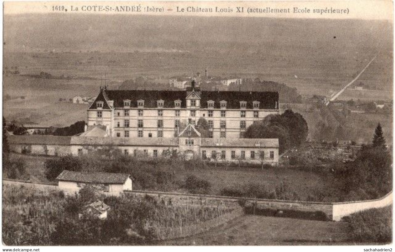 38. LA COTE-ST-ANDRE. Le Château Louis XI (actuellement Ecole Supérieure). 1619 - La Côte-Saint-André