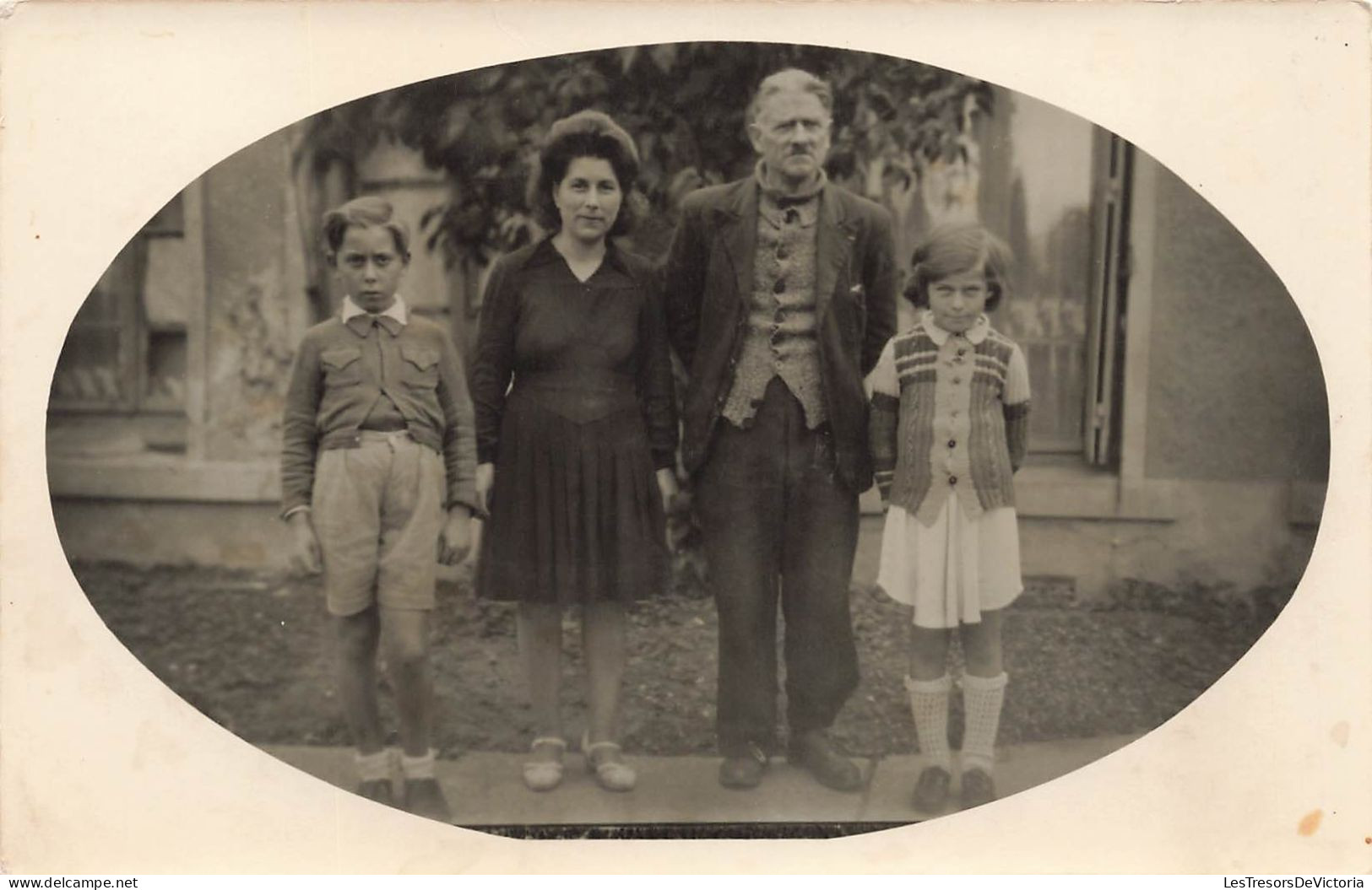 FANTAISIE - Photo De Famille - Un Famille Dans Le Jardin - Médaillon - Carte Postale Ancienne - Autres & Non Classés