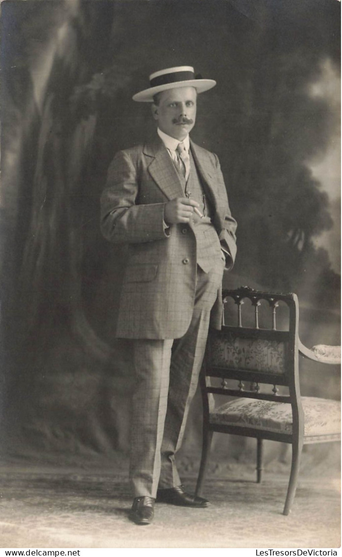 FANTAISIE - Homme - Homme En Costume Près D'une Chaise - Moustache - Chapeau - Carte Postale Ancienne - Männer