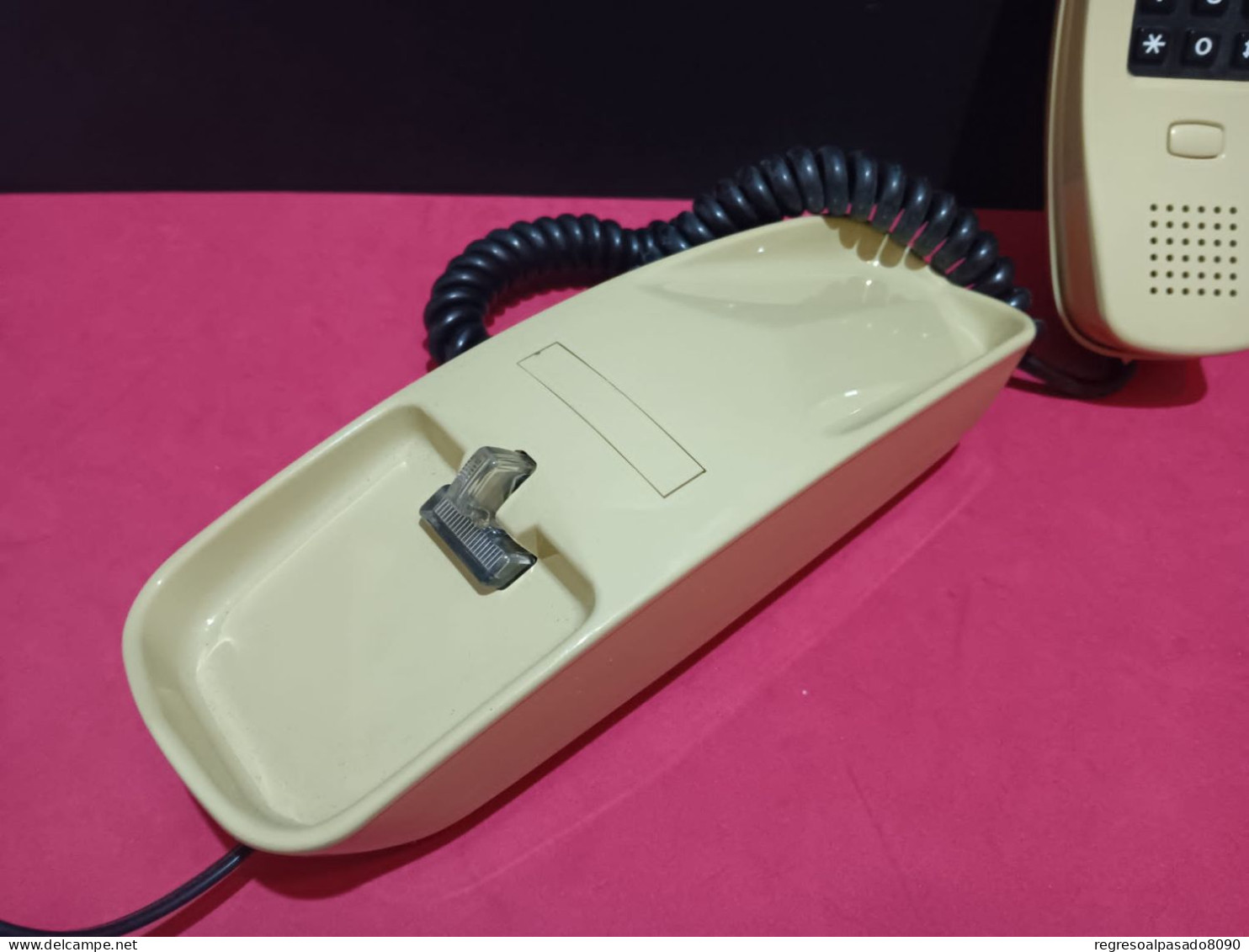 Antiguo teléfono góndola color beis o crema. vintage de teclas téléphone telephone phone