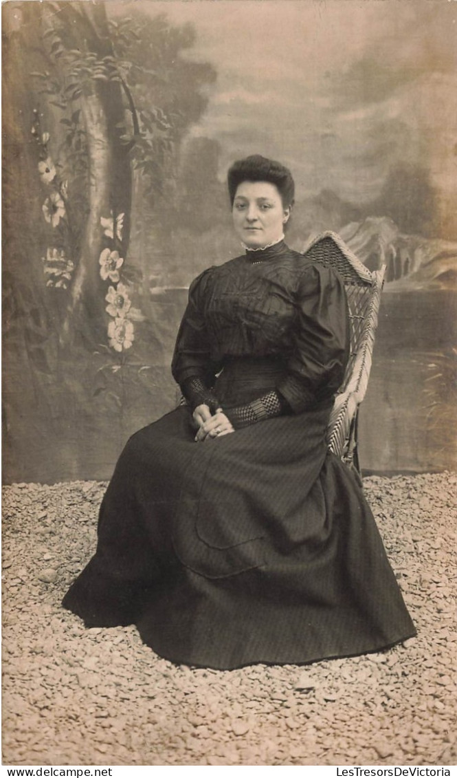 FANTAISIES - Femme Assise En Robe Noire - Carte Postale Ancienne - Femmes