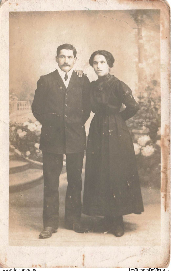 COUPLE - Un Couple Habillé En Noir - Carte Postale Ancienne - Couples