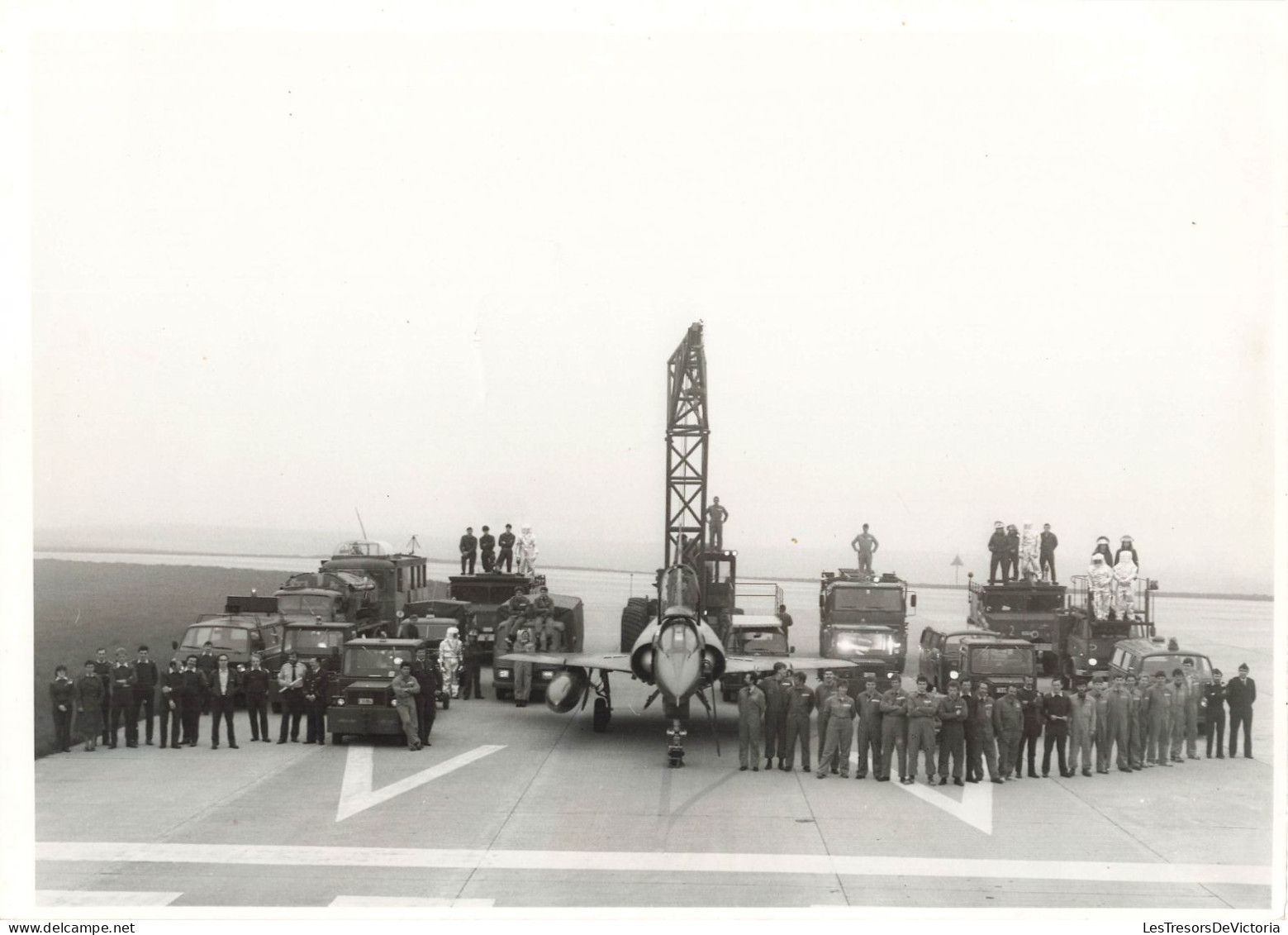 Photographie Originale  - Avion De Chasse Et Personnel - Militaires - Mécaniciens - Dim:22/30 Cm - Aviation