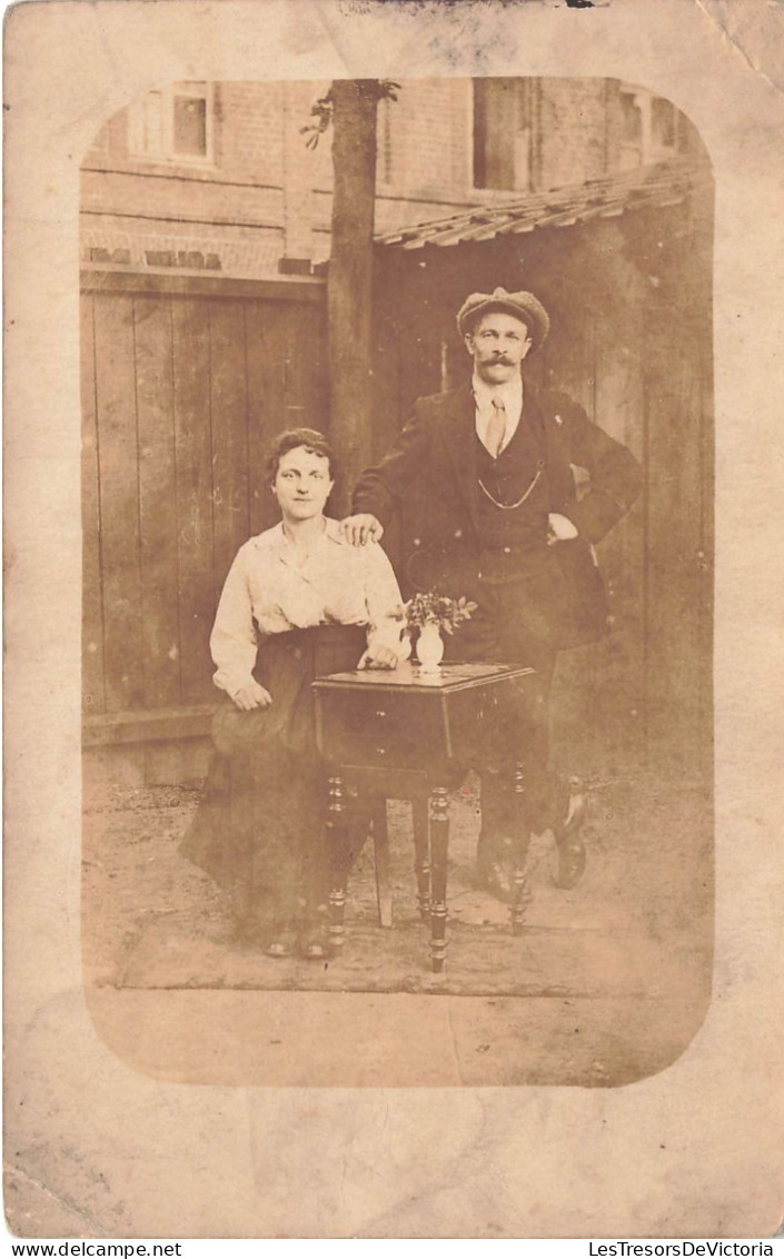 COUPLE - Un Couple Habillé En Noir - Moustache - Extérieur - Carte Postale Ancienne - Couples