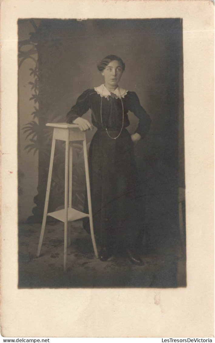 MODE - Femme à Robe Noire - Carte Postale Ancienne - Mode