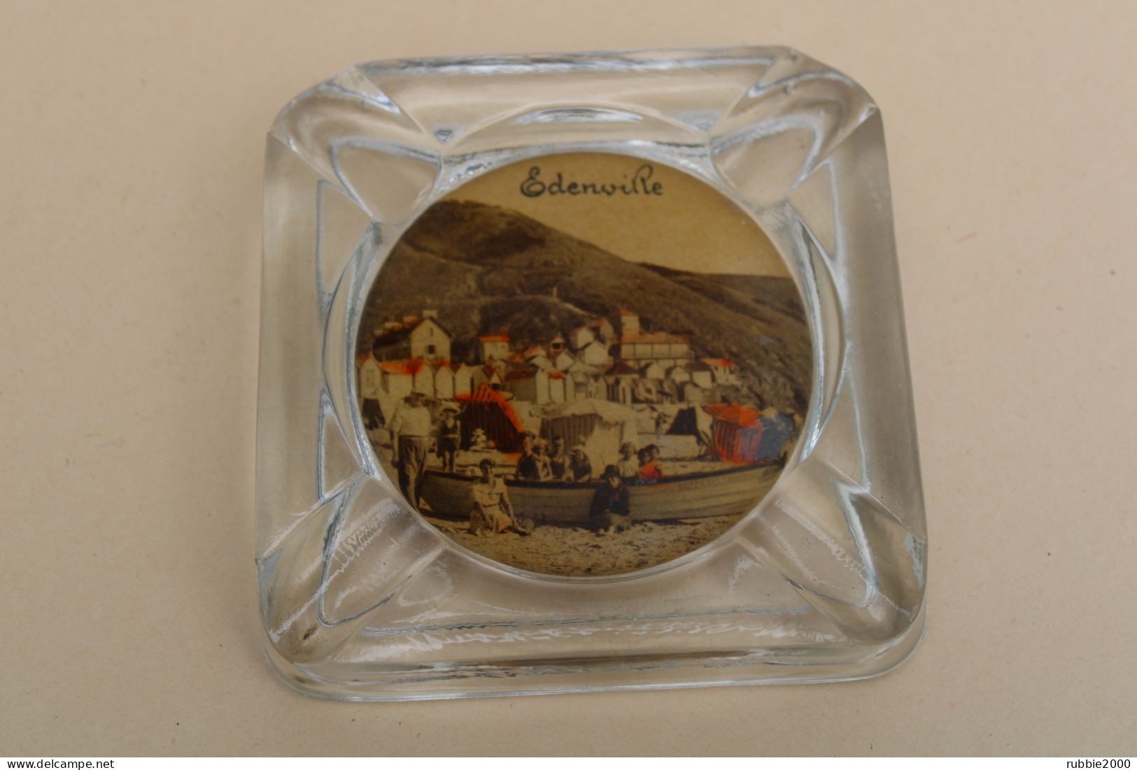 SOUVENIR D EDENVILLE / JULLOUVILLE MANCHE CENDRIER EN VERRE MOULE AVEC PHOTOGRAPHIE DE LA PLAGE - Obj. 'Herinnering Van'