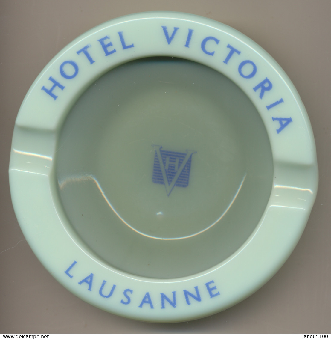 BISTROTS   CENDRIER DE " L' HOTEL  VICTORIA "     A   LAUSANNE    (SUISSE) - Asbakken