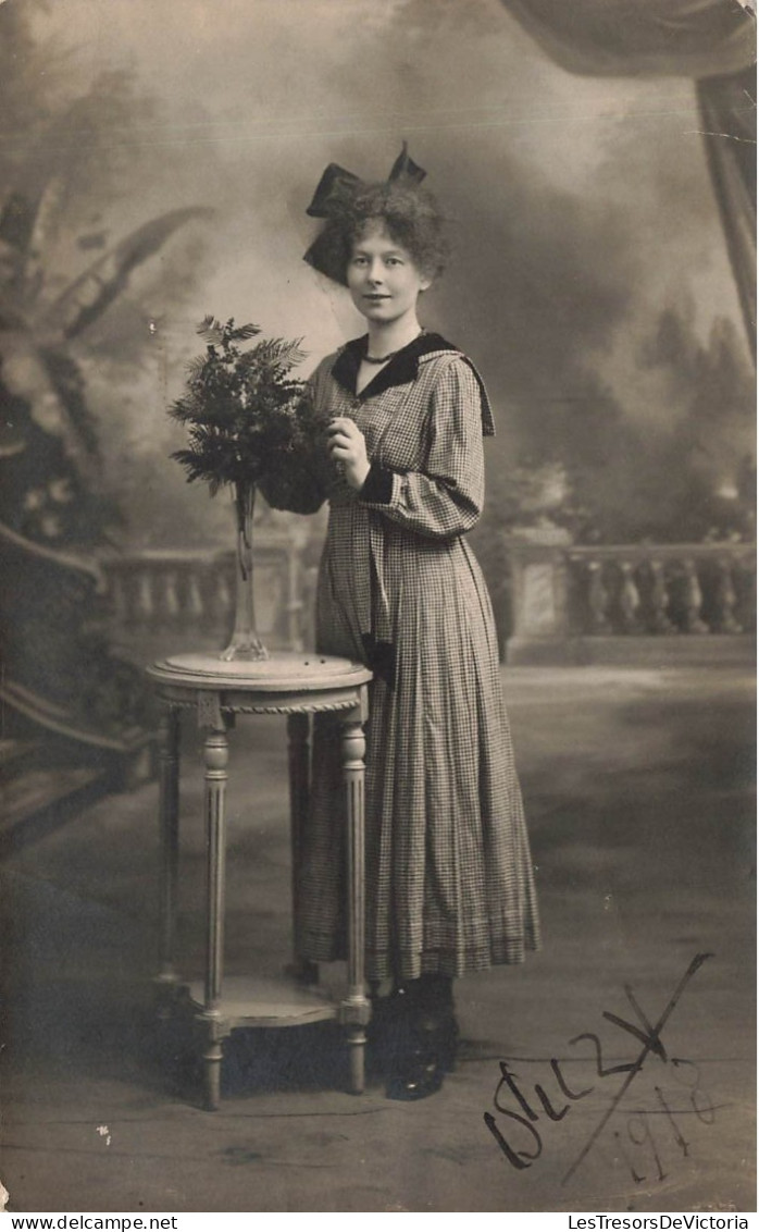 FANTAISIES - Femme - Bouquet - Carte Postale Ancienne - Frauen