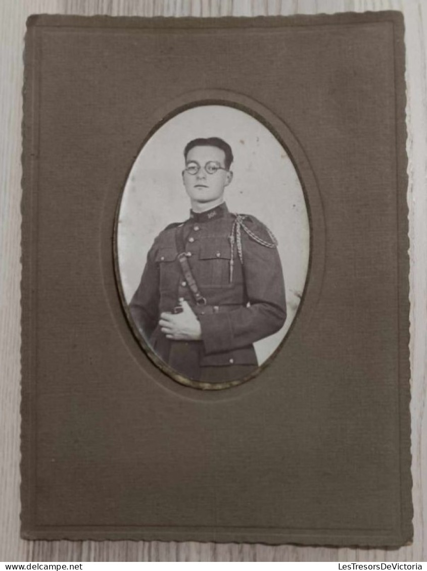Photographie Originale Dans Cadre Carton - Homme - Portrait Militaire Dans Médaillon - Dim:15/21 Cm - Personnes Anonymes