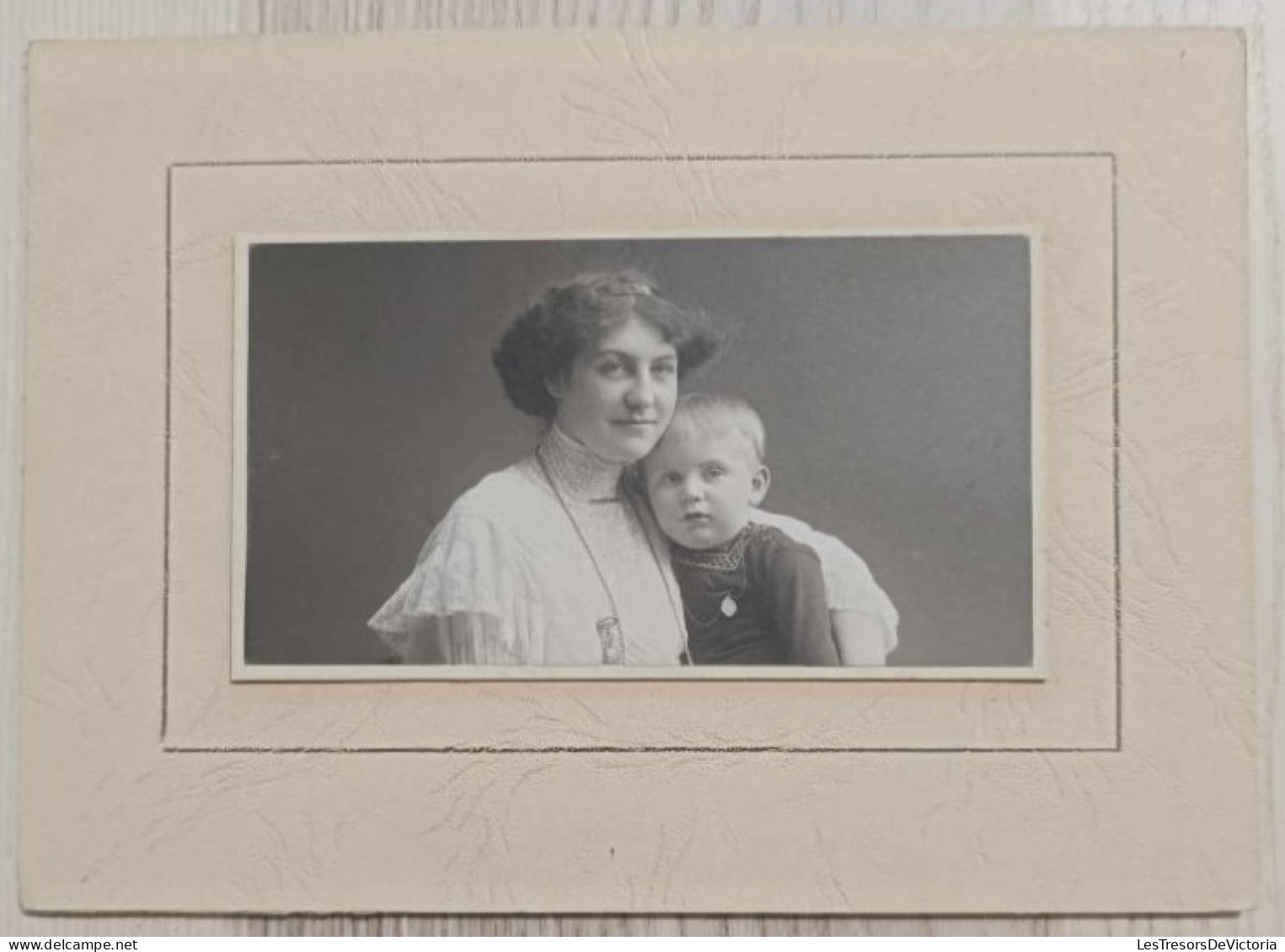 Photographie Originale Dans Cadre Carton - Maman Et Son Fils - Dim:18/13 Cm - Personnes Anonymes