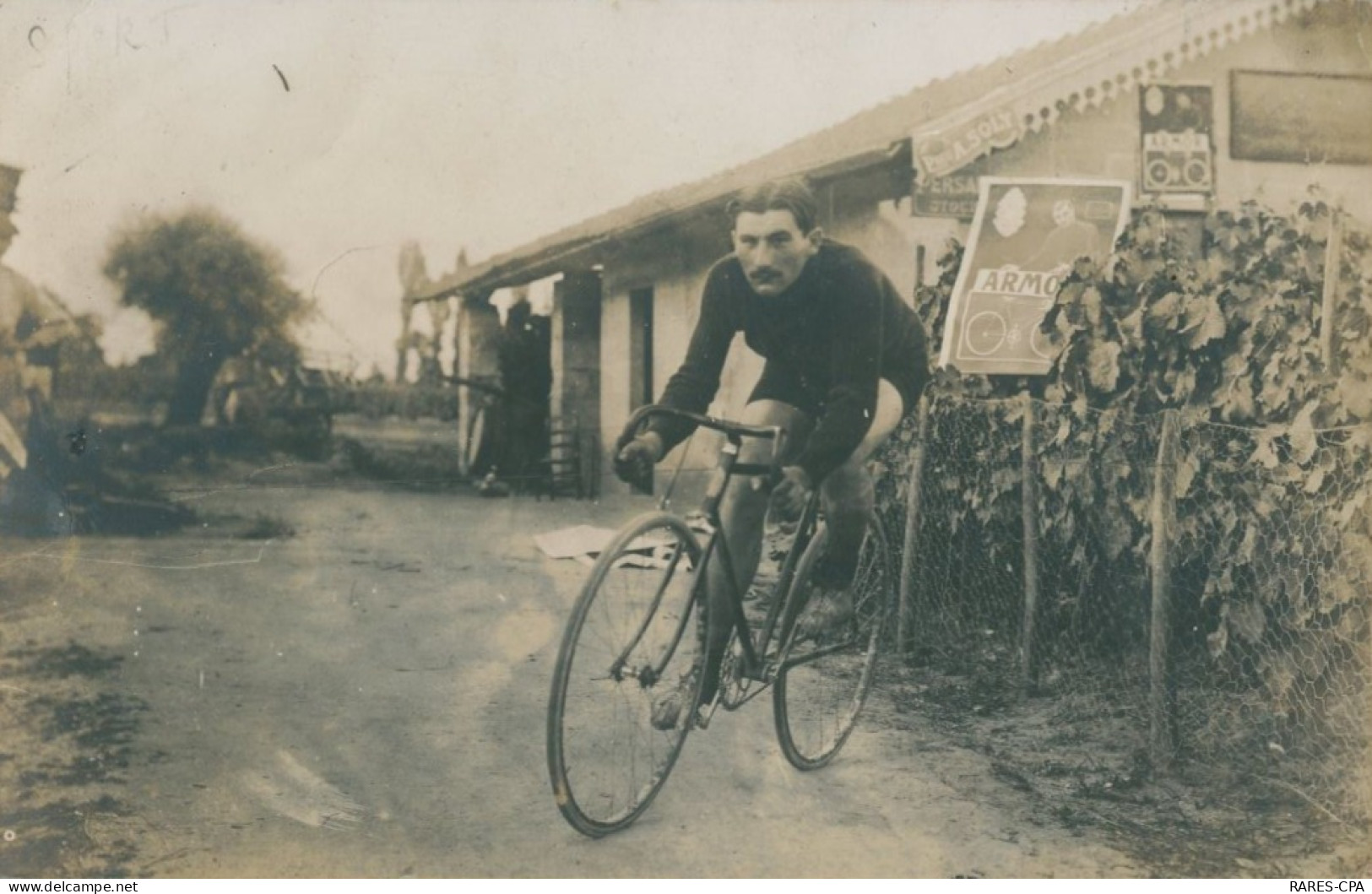 CPA PHOTO - Coureur à Identifier - Panneau En Arrière Plan : ARMO...... - Radsport