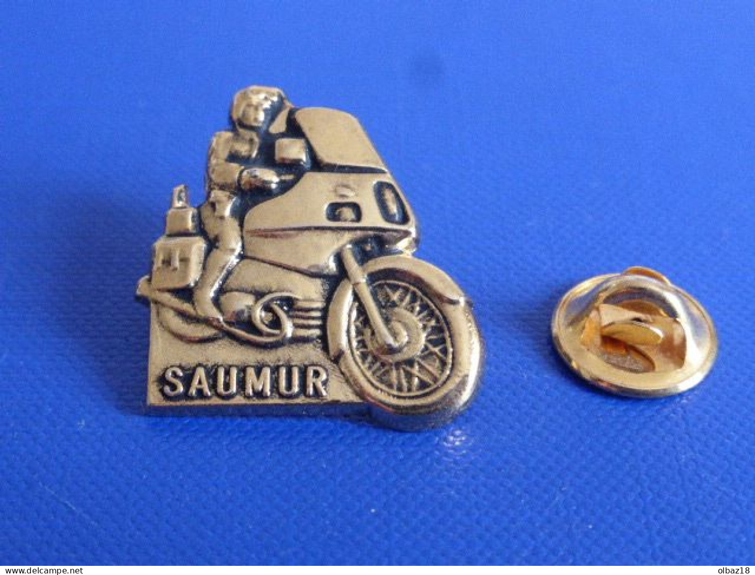 Pin's Police Ou Gendarmerie Motard Saumur - Moto - Pin's En Relief (KB7) - Polizei