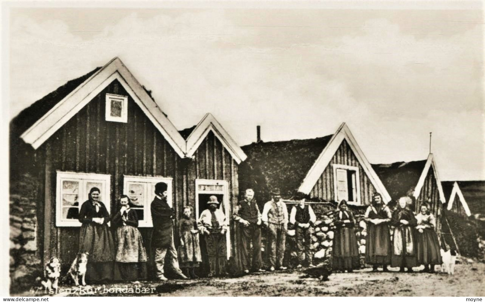 14558   ISLANDE  - ISLENZKUR BONDABAER   -  RARE -  LES GENS DU  VILLAGE    Années 1930  Nom Du Photographe Au Dos - Islande