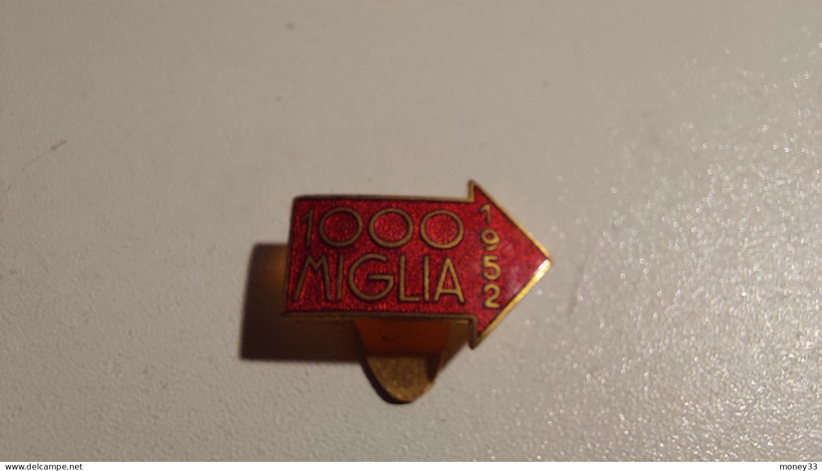 Boutonnière Lapel Pin " 1000 Miglia " En Métal Doré Et émail Rouge Années 1952 Johnson Milano - Bekleidung, Souvenirs Und Sonstige