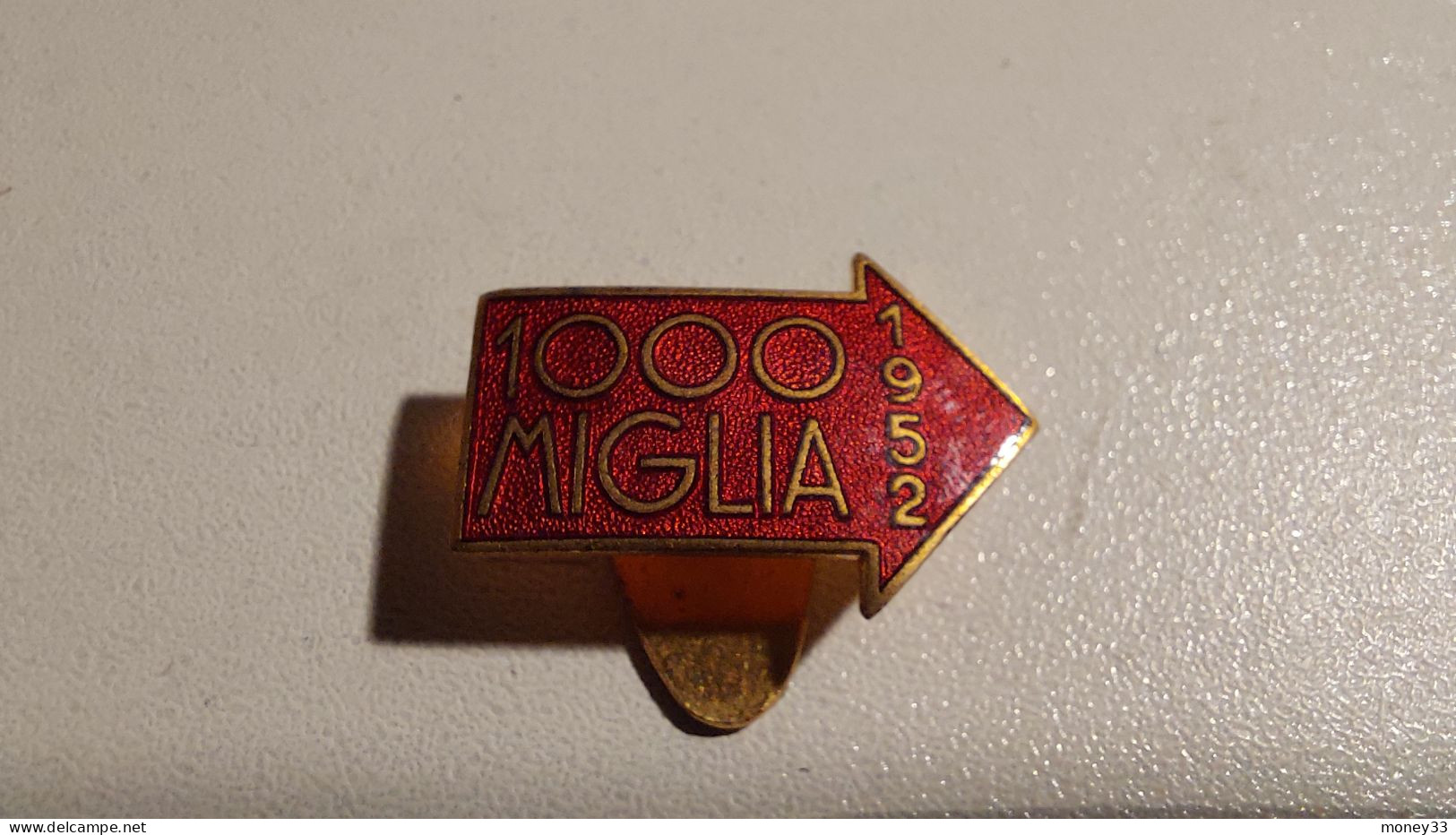 Boutonnière Lapel Pin " 1000 Miglia " En Métal Doré Et émail Rouge Années 1952 Johnson Milano - Bekleidung, Souvenirs Und Sonstige