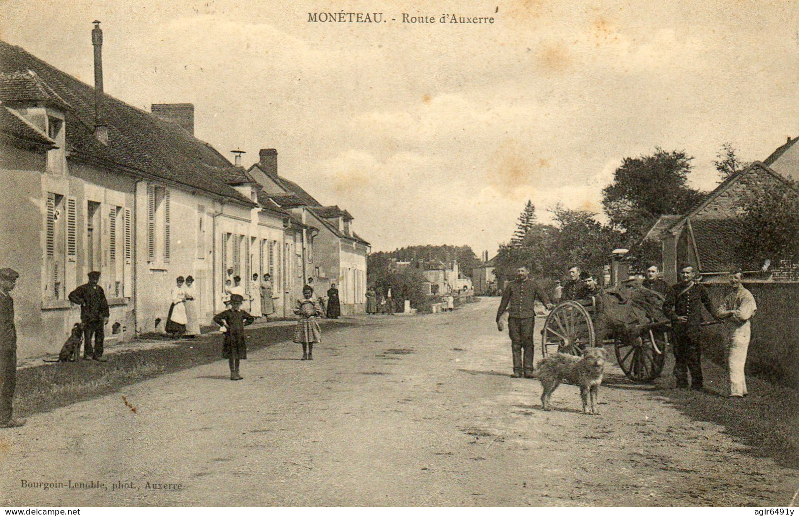 - MONETEAU (89) - La Route D'Auxerre (bien Animée, Militaires)   -26698- - Moneteau