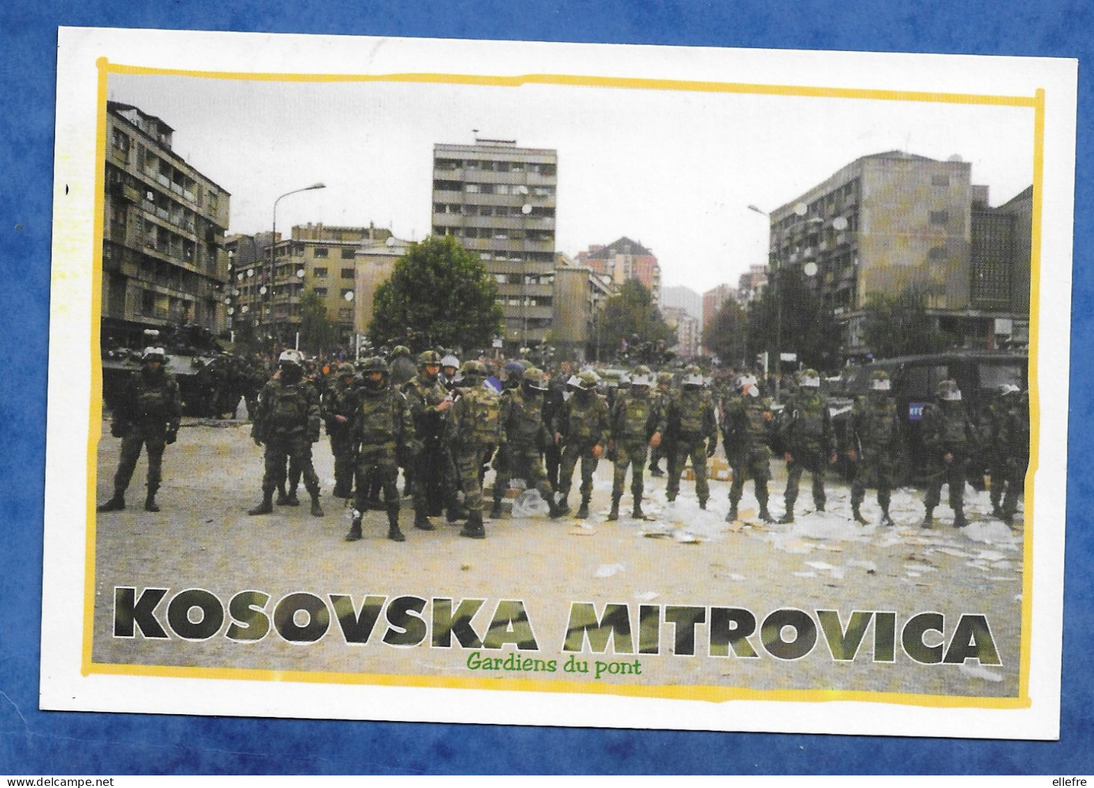 Cpm KOSOVO Militaria - KOSOVSSKA MITROVICA - Gardiens Du Ponts Soldats Avec Casques Et Mitralleuse - Ecrite 2000 - Kosovo