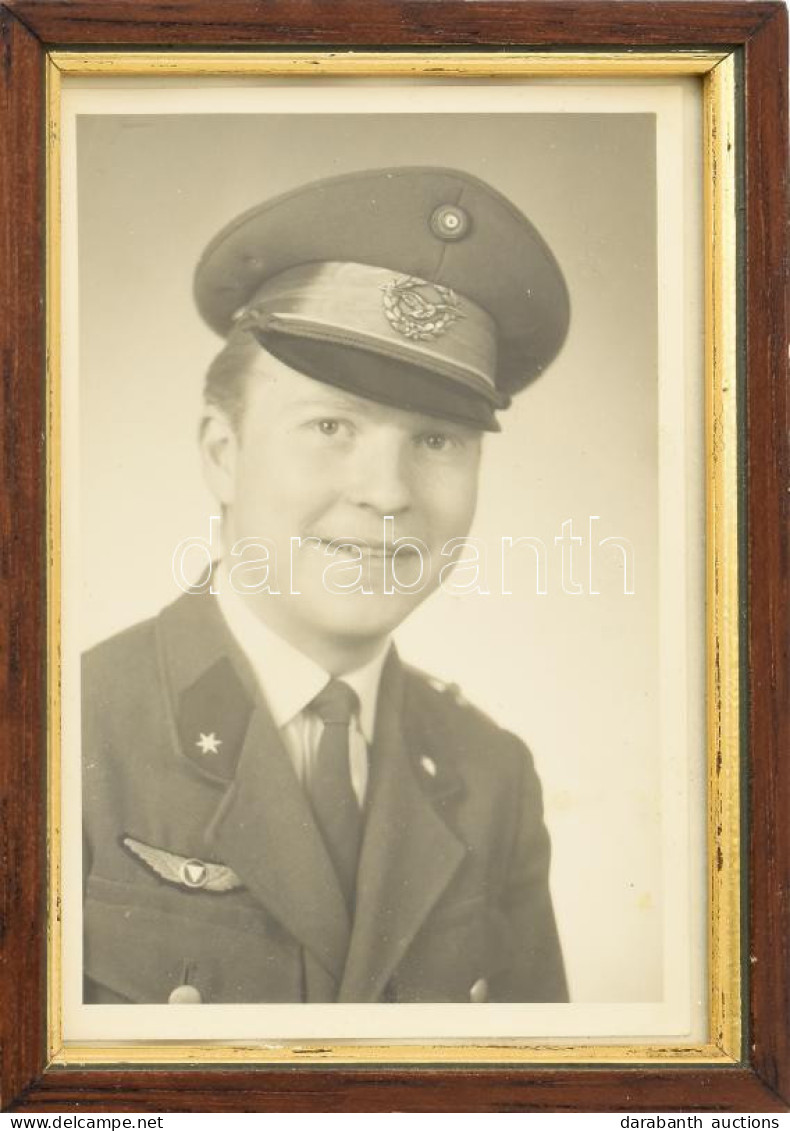 Cca 1960 Osztrák Repülőtiszt Portréja, Fotólap, üvegezett Fakeretben, Keret: 16x11 Cm - Sonstige & Ohne Zuordnung