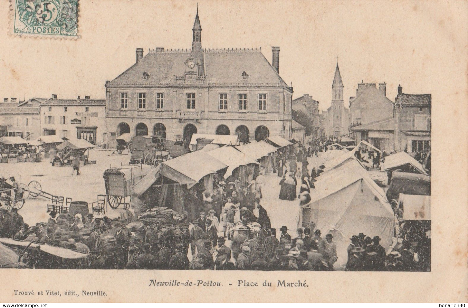 CPA 86 NEUVILLE DE POITOU PLACE DU MARCHE TRES ANIMEE - Neuville En Poitou