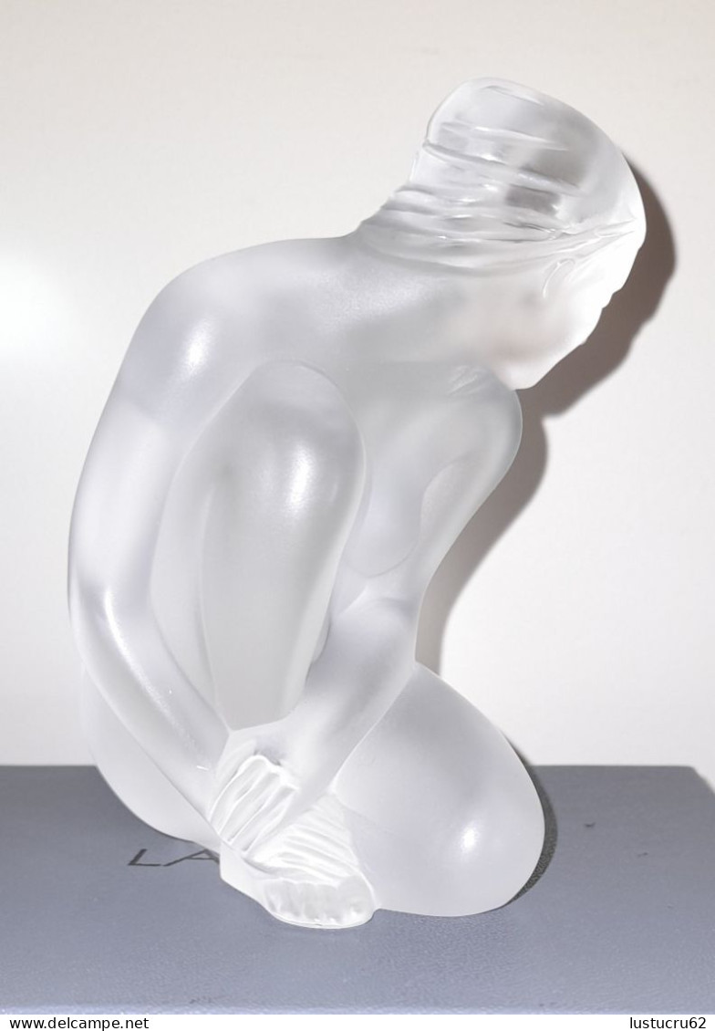 LALIQUE : Sculpture Vénus nue en Cristal Incolore aspect dépoli