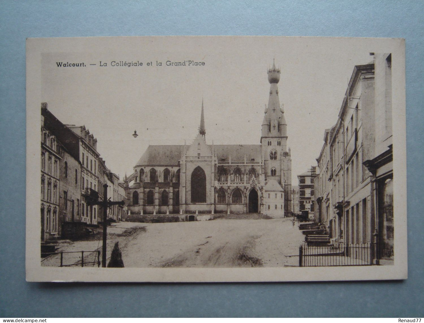 Walcourt - La Collégiale Et La Grand Place - Walcourt