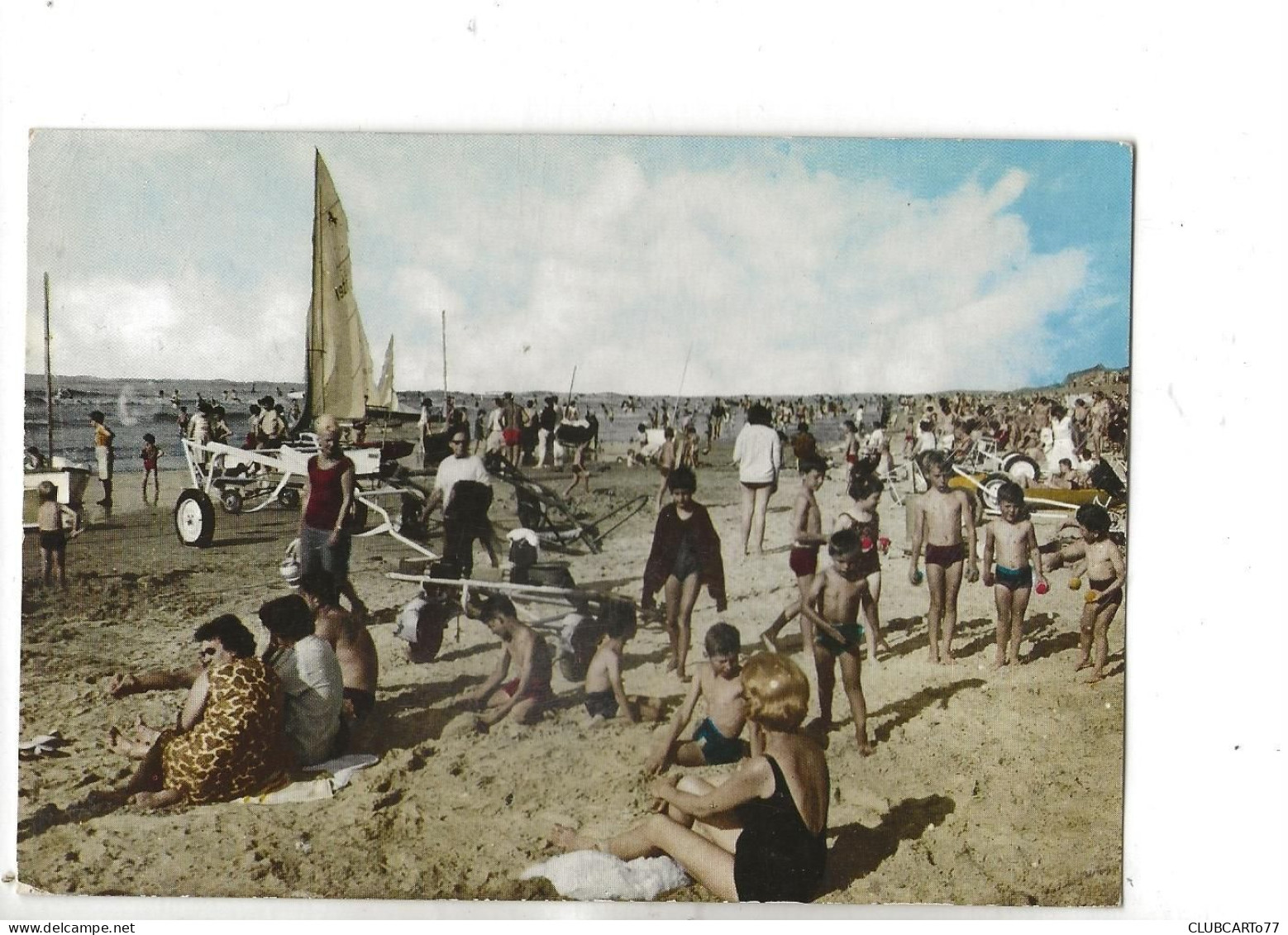 Bray-Dunes (59) : Départ Des Dériveurs De L'école De Voile Sur La Plage En 1960 (animé) GF. - Bray-Dunes