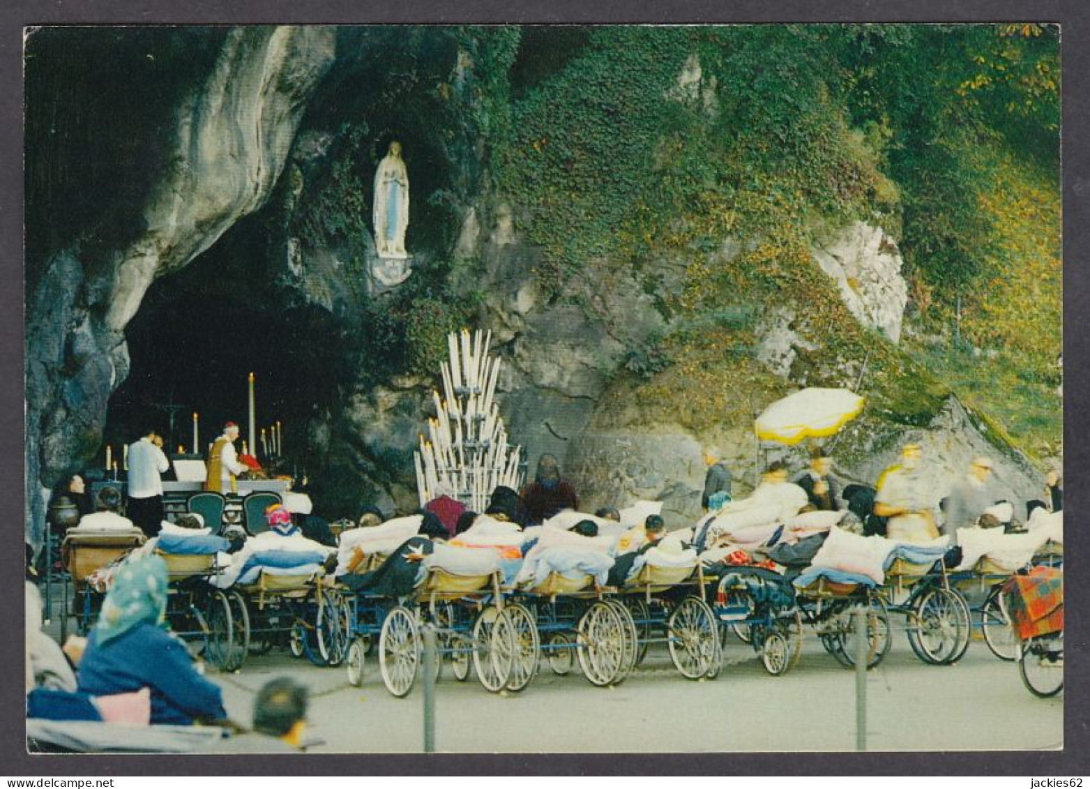 121372/ Lourdes, Les Malades Devant La Grotte - Luoghi Santi
