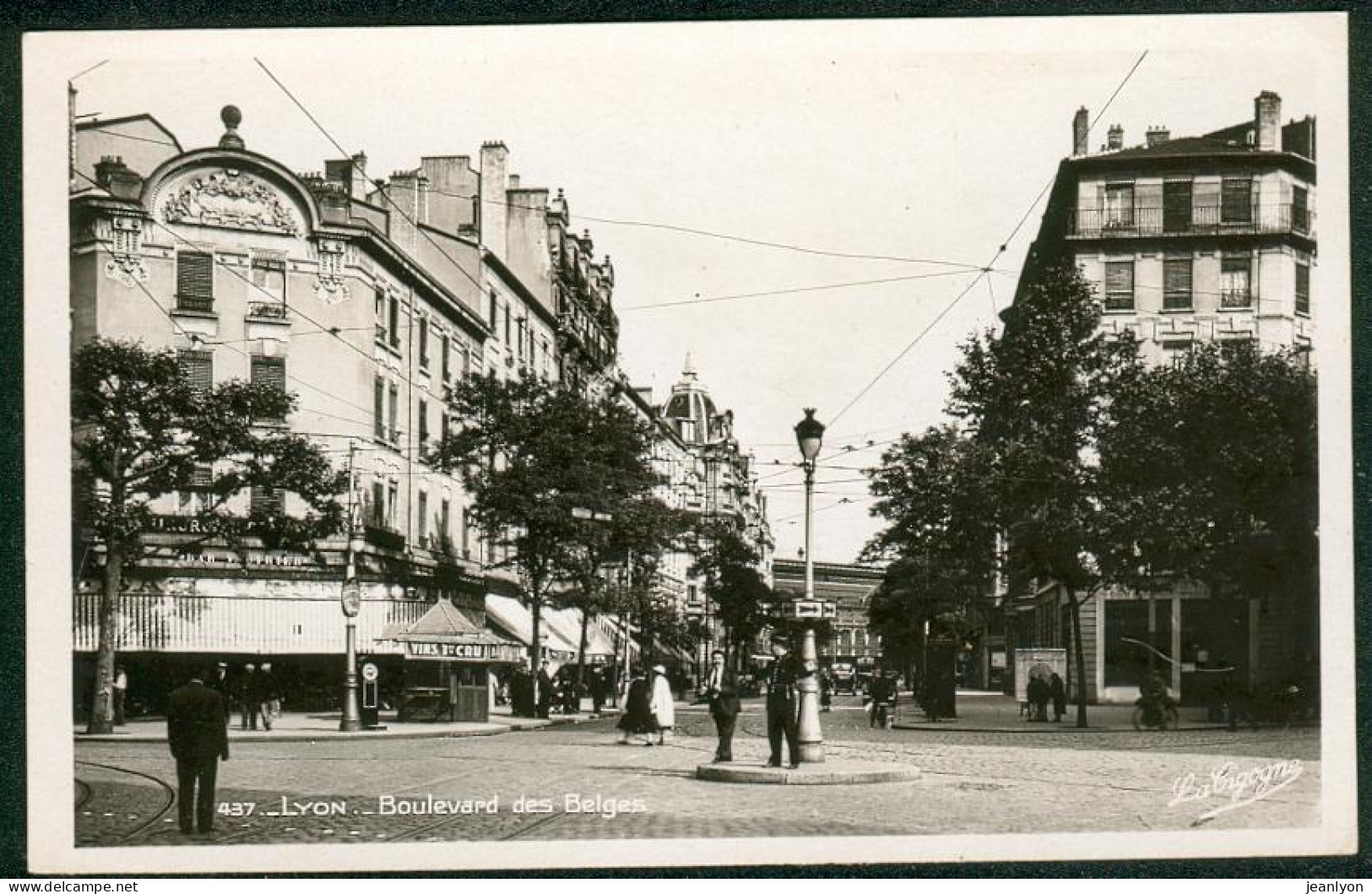 LYON (69/Rhône) - Boulevard Des Belges , Avec Policier En Uniforme Au Milieu Du Carrefour , Bar Sur Coté Gauche - Lyon 6