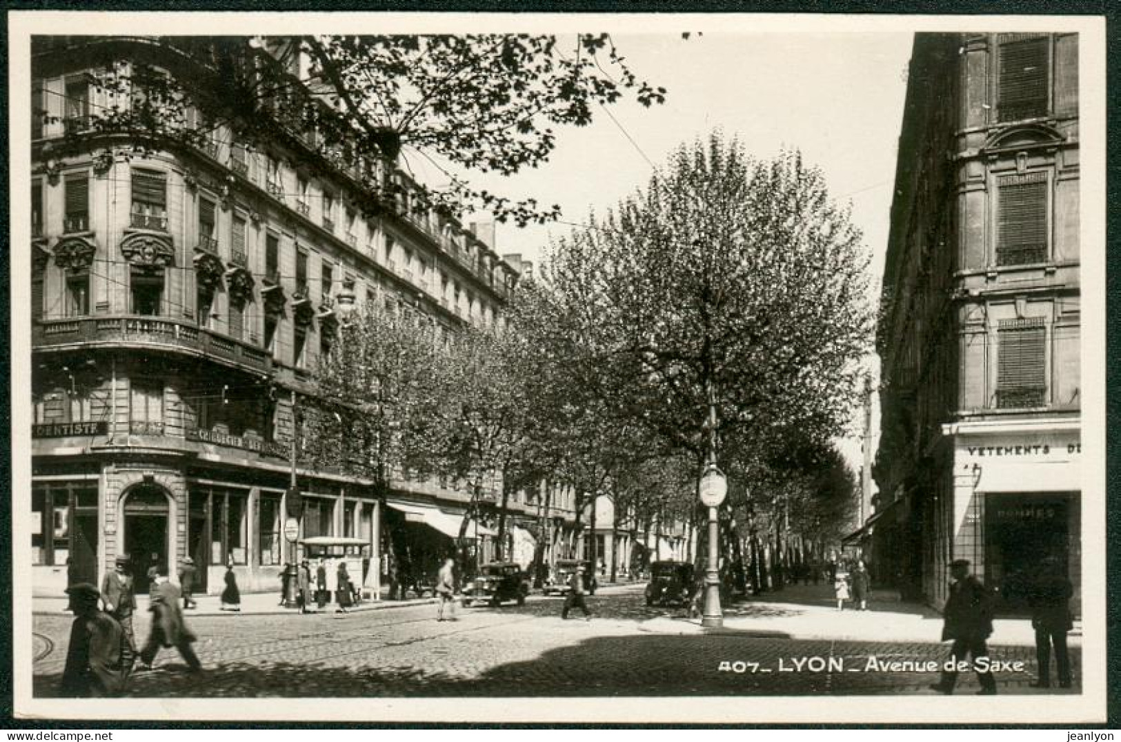 LYON (69/Rhône) - Avenue De Saxe , Enseigne Chirurgien Dentiste , Voitures Anciennes Sur L'avenue , Passants - Lyon 6