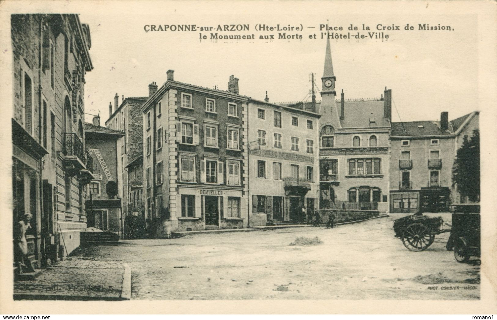 43)   CRAPONNE Sur ARZON  -  Place De La Croix De Mission Le Monument Aux Morts Et L' Hôtel De Ville - Craponne Sur Arzon