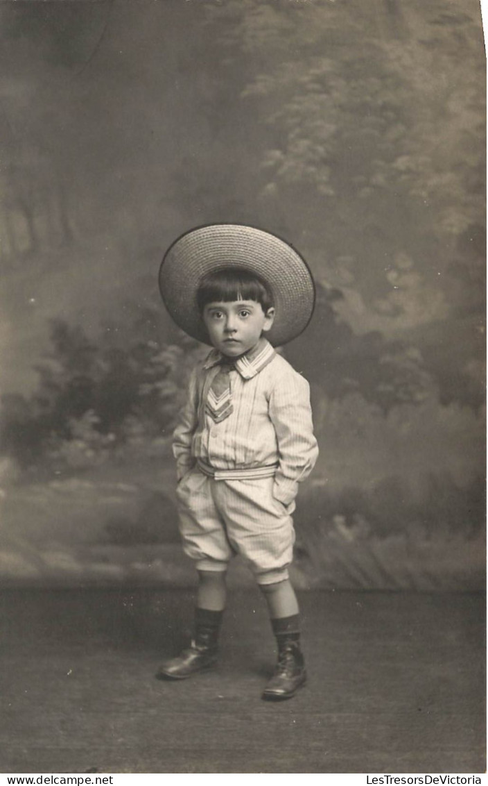 ENFANT - Petit Garçon Portant Un Chapeau Debout - Mains Dans Les Poches - Carte Postale Ancienne - Other & Unclassified