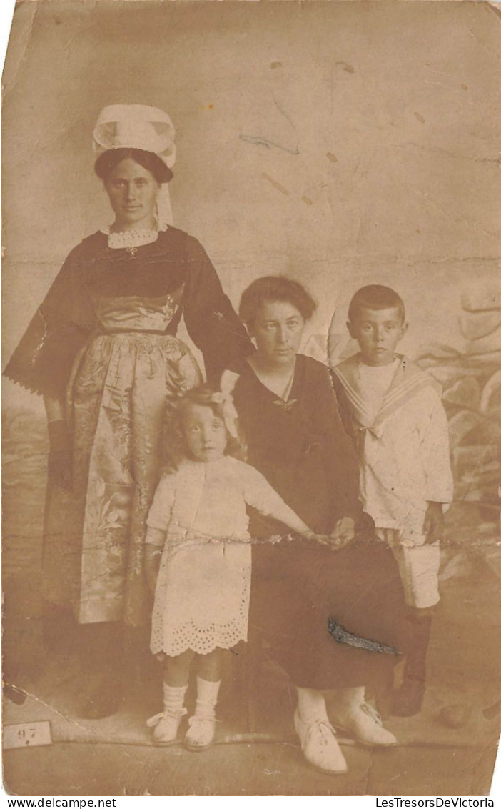 FOLKLORE - Tenues Traditionnelles - Photo De Famille - Carte Postale Ancienne - Costumes