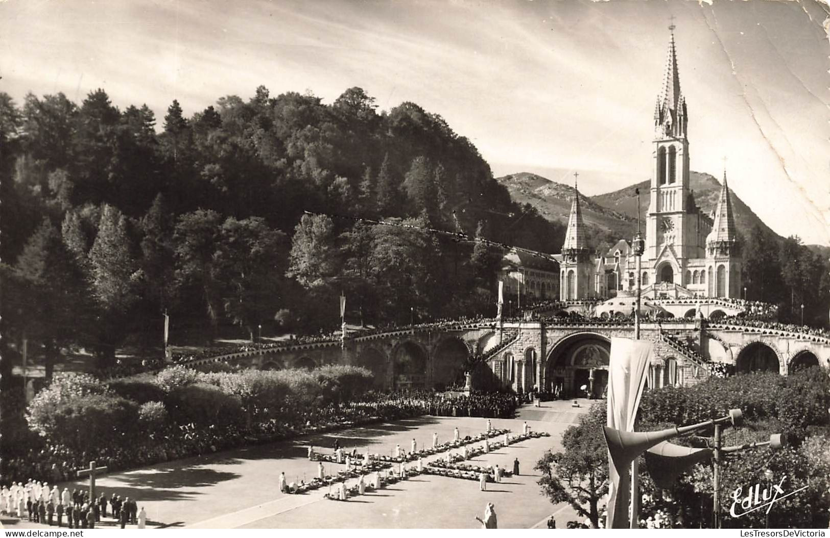 FRANCE - Lourdes - Les Malades Assistant Au Chemin De Croix Pendant Le Pèlerinage Du Rosaire - Carte Postale Ancienne - Lourdes