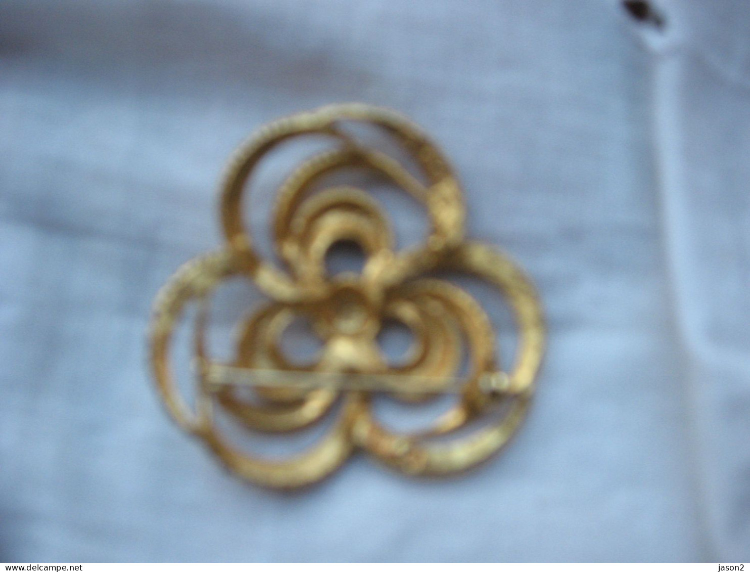 ANCIENNE BROCHE EN METAL DORE - Broches