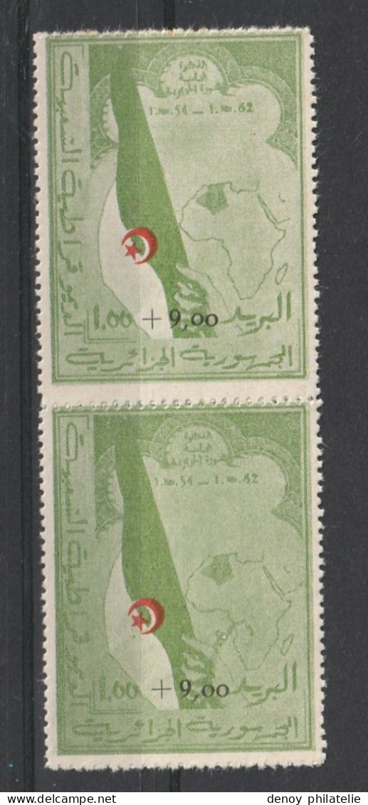 ALGERIE 363A En Paire Sans Charnière** Un Timbre Avec Une Adhérence - Unused Stamps