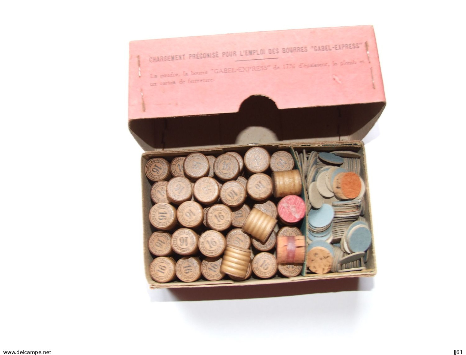 PARIS CARTOUCHERIE FRANCAISE BOITE CARTON DIM 150MMX 90 MM X 55  D ACCESSOIRES AVEC 78 BOURRES GABEL EXPRESS  ET CARTONS - Armes Neutralisées