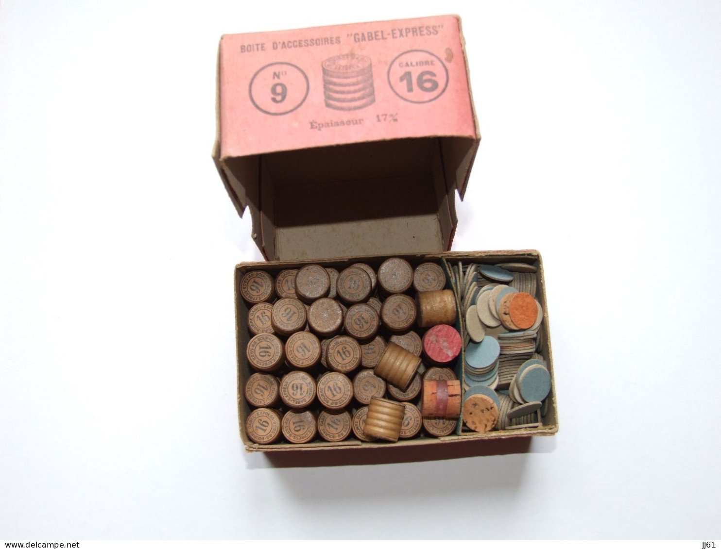 PARIS CARTOUCHERIE FRANCAISE BOITE CARTON DIM 150MMX 90 MM X 55  D ACCESSOIRES AVEC 78 BOURRES GABEL EXPRESS  ET CARTONS - Armes Neutralisées