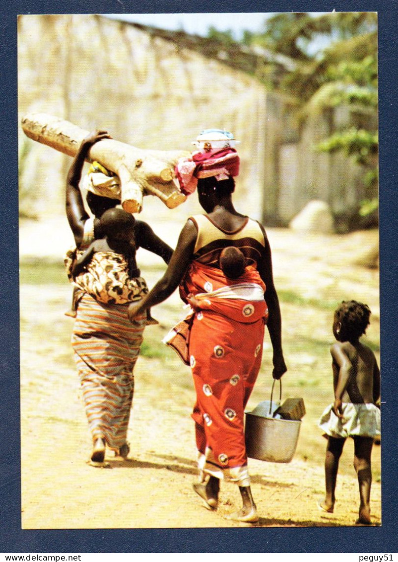 Côte D' Ivoire. Scène Typique: Femmes Portant Leurs Enfants Sur Le Dos Et Sur Leur Tête, Bois, Casseroles, Seaux. - Elfenbeinküste