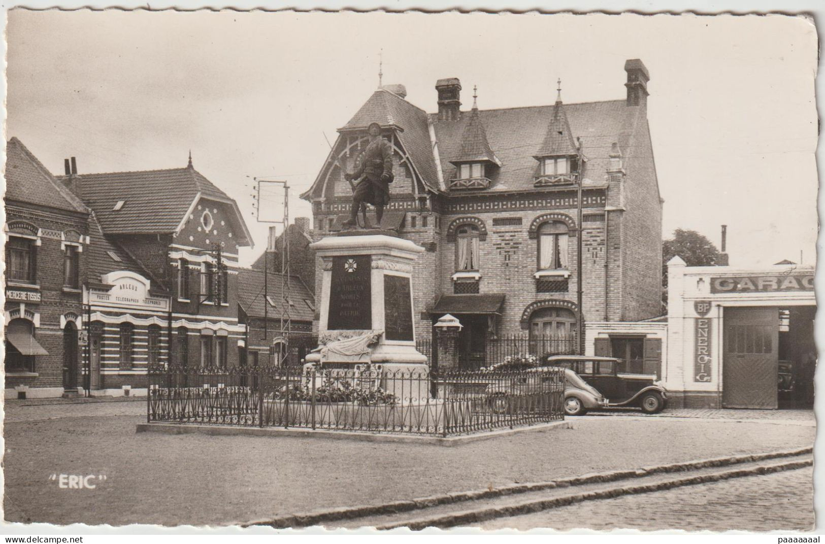 ARLEUX  LE MONUMENT AUX MORTS ET LA PLACE - Arleux