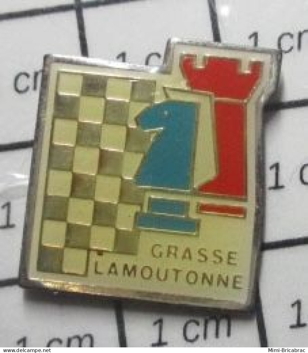 1517  Pin's Pins / Beau Et Rare / JEUX / ECHIQUIER CLUB D'ECHECS GRASSE LAMOUTONNE CAVALIER ROI - Games