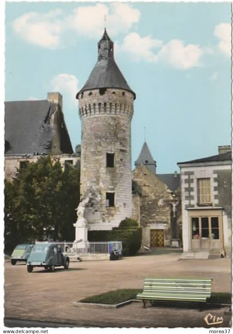 MONTS SUR GUESNES  La  Place Du Château Et L'église - Monts Sur Guesnes