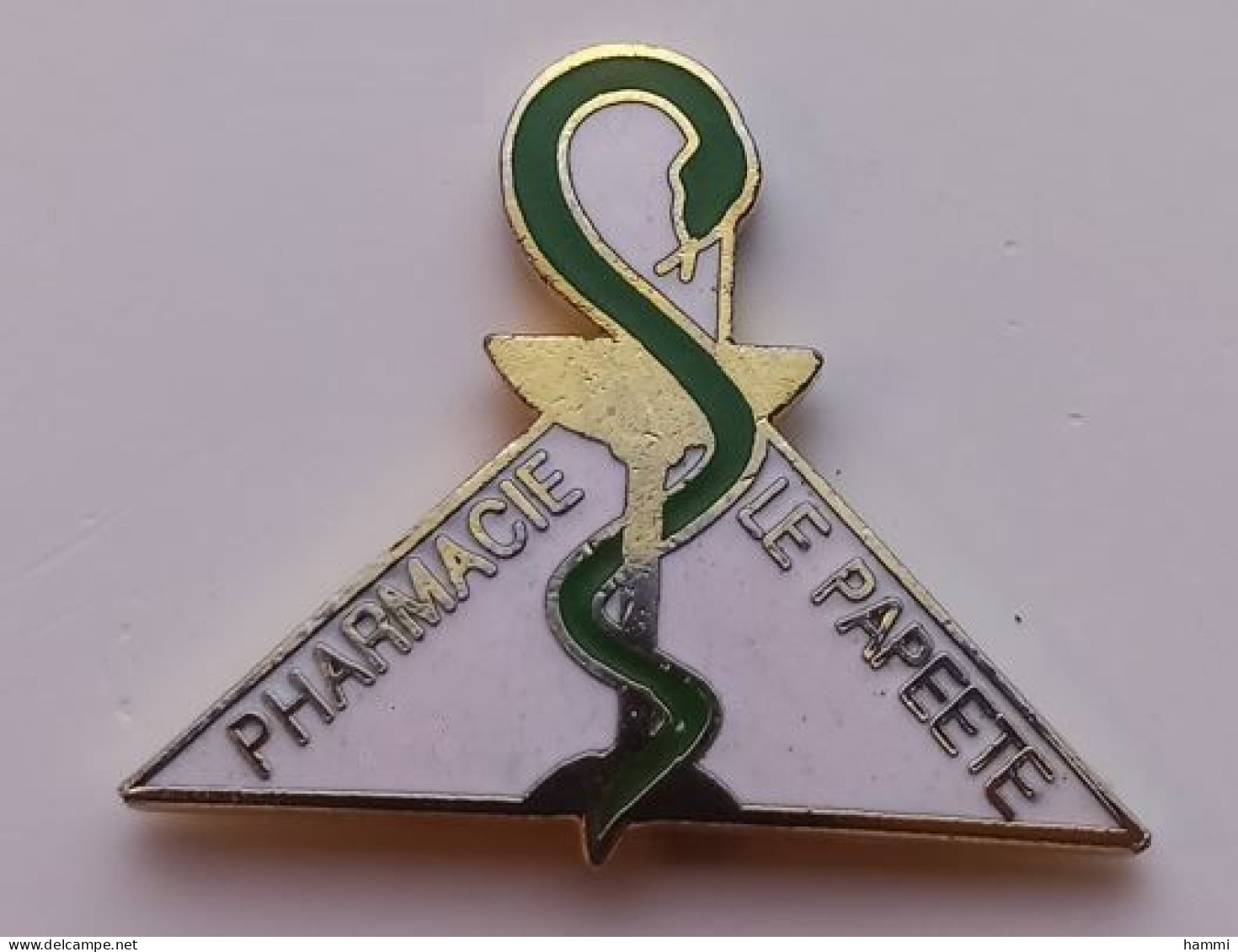 R138 Pin's Pharma PHARMACIE LE PAPEETE TAHITI Caducée Qualité EGF Serpent Achat Immédiat - Geneeskunde