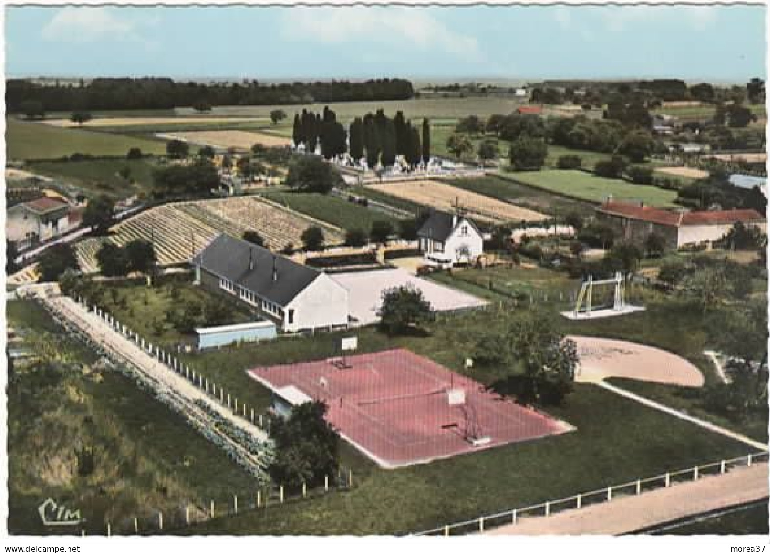 MONTS SUR GUESNES  Vue Aérienne  Le Terrain De Jeux Et Le Groupe Scolaire - Monts Sur Guesnes