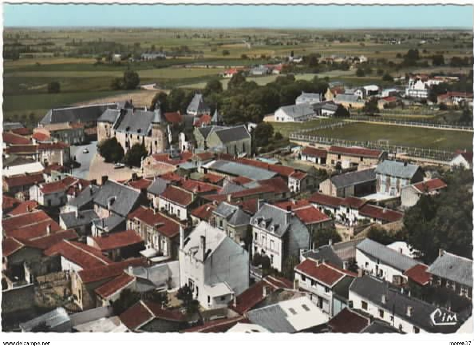 MONTS SUR GUESNES  Le Centre Du Bourg  Vue Aérienne - Monts Sur Guesnes