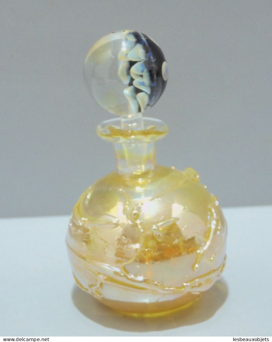 -JOLI FLACON A PARFUM En VERRE De VENISE BOUCHON Façon BOULE SULFURE VITRINE   E - Glas & Kristall