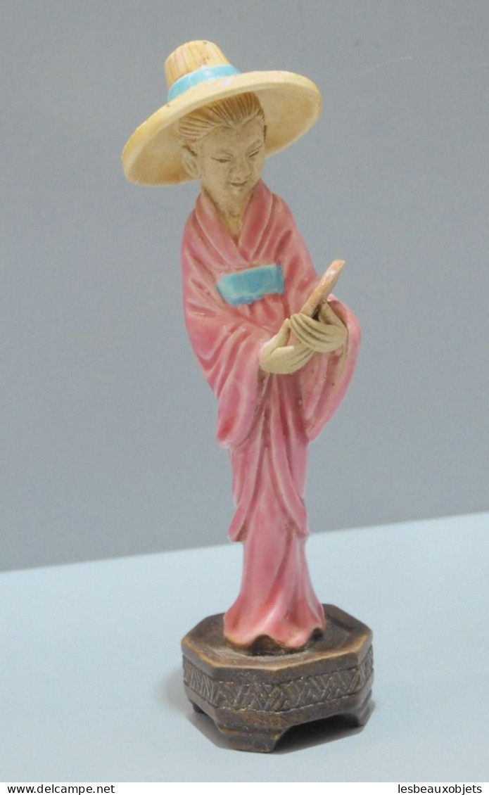 -PETITE STATUETTE CERAMIQUE JEUNE FEMME ASIATIQUE SE REGARDANT DANS UN MIROIR    E - Arte Asiático